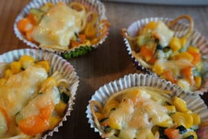 Bunte Nudelnester für Kleinkinder - Spaghetti Muffins zur Resteverwertung und als Meal Prep Idee