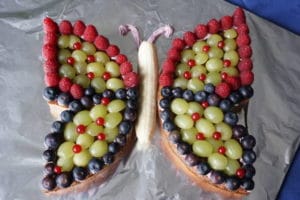 Geburtstagskuchen ohne Zucker - Schmetterling von breifreibaby mit Obst und Beeren für Babys