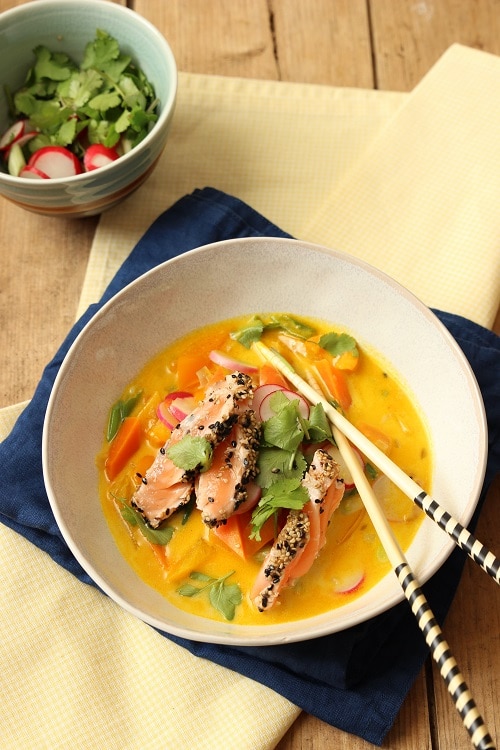 Kokossuppe mit Lachs und frischem Gemüse &amp; Koriander