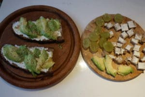 breifrei Frühstück - Obst und Brot ohne Salz mit Avocado
