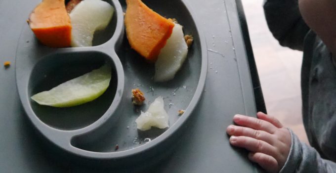 Baby beim Stehimbiss - Baby-led weaning Erfahrungen im Bericht