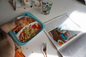 Das Baby isst selbst und lernt einen geusnden Umgang mit Lebensmitteln und der Beikost