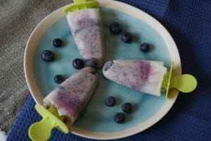 Baby Eis selber machen - Blaubeer-Joghurt-Eis am Stiel