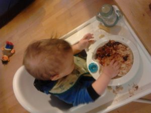 Baby beim Essen - BLW Nudeln mit Soße - lest hier die Beikosterfahrungen