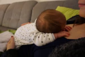 Stillbeziehung zum Baby - Kuscheln mit Mama
