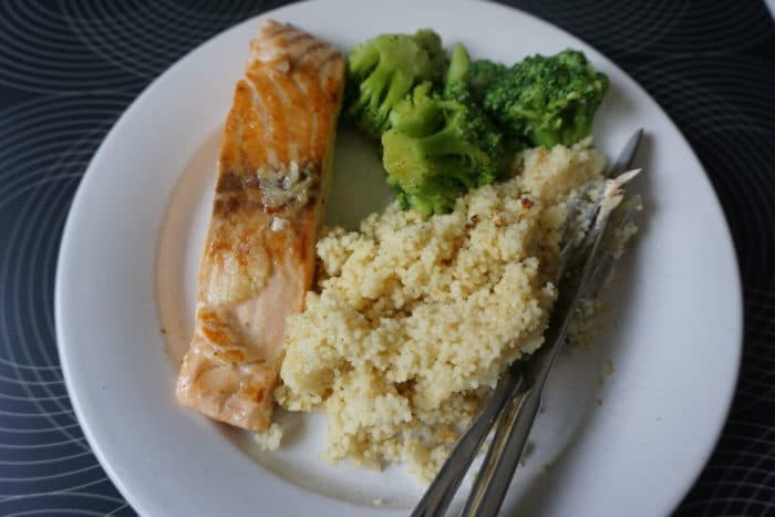 Mittagessen: Lachs mit Brokkoli und Couscous