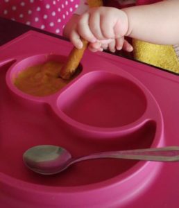Happy Mat mit Babysuppe und Brotstick - warum Babybrei nicht baby-led weaning ist