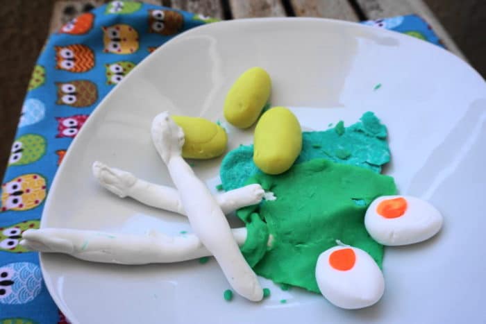 Frankfurter Grüne Soße mit Spargel und Ei aus Play-Doh Knete