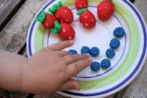 Erdbeeren und Heidelbeeren aus Knete von Play-Doh