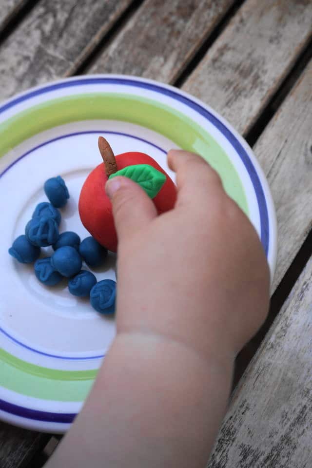 Apfel und Heidelbeeren aus Knete von Play-Doh - Play-Doh Kindergartenpreis 2017