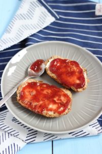 Brot ohne Salz mit Erdbeermarmelade - Rezept aus dem Thermomix für Vitalbrot