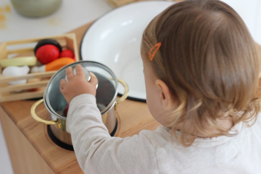 Kinderküche aus Holz von Livipur im Test - Kinder können hier gefahrlos kochen und backen #livipur #anzeige
