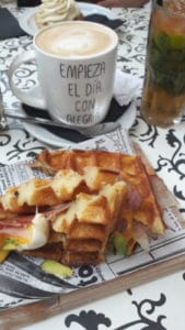 Waffel mit Käse und Bacon im Café Alsur in Barcelona