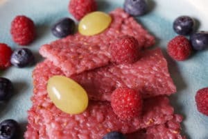 Milchreisschnitten in pink - BLW Rezepte für das Frühstcük für Babys