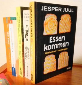 Buchempfehlungen - Jesper Juuls "Essen kommen. Familientisch - Familienglück" mit 3 Scheiben Brot auf der Titelseite