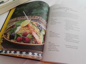Aufgeschlagenes Buch "Essen kommen. Familientisch - Familienglpck" mit Lachsspieß