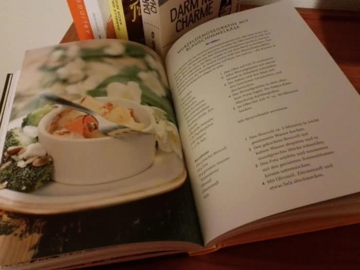 aufgeschlagenes Buch mit Bild von Essen auf dem Familientisch