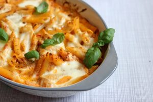 Nudelauflauf mit Tomatensoße und Basilikum - baby-led weaning Pasta