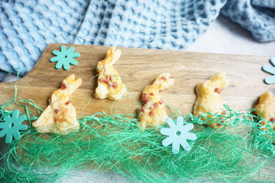 Selbstgemachte Blätterteighasen mit Parmesan für Ostern