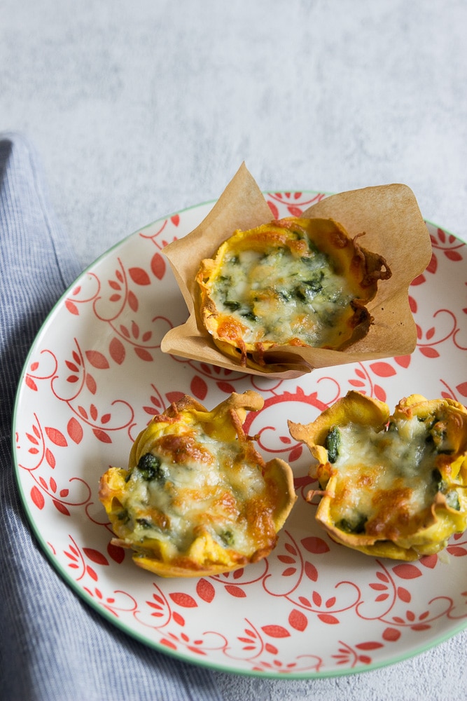 herzhafte Muffins mit Lachs und Spinat mit selbstgemachten Lasagneplatten auf einem Teller - breifrei und BLW Rezepte schmecken nicht nur Kindern sondern der ganzen Familie