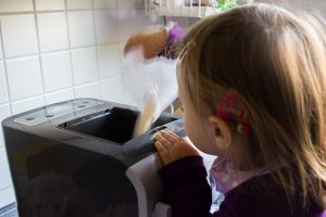 Mädchen füllt Grieß in den Philips Pastamaker - eine vollautomatische Nudelmaschine zum Nudeln selber machen - auch mit Kindern