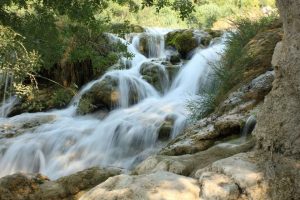 Wasserfälle und Felsen im Krka Nationalpark in Kroatien - Familienurlaub im Sommer - unser Urlaub in Kroatien mit tollen Stränden und viel Familien Zeit