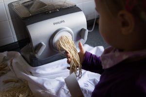 Pasta selbermachen mit Kindern klappt super mit der Nudelmaschine von Philips - der vollautomatische Nudelmschine