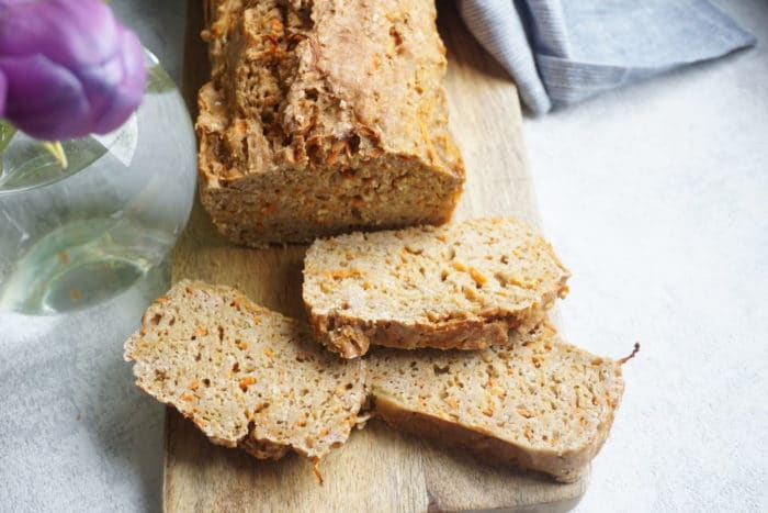frisches Brot aufgeschnitten auf einem Brett - saftiges Brot mit Möhren für Kinder - Brot selber backen leicht gemacht