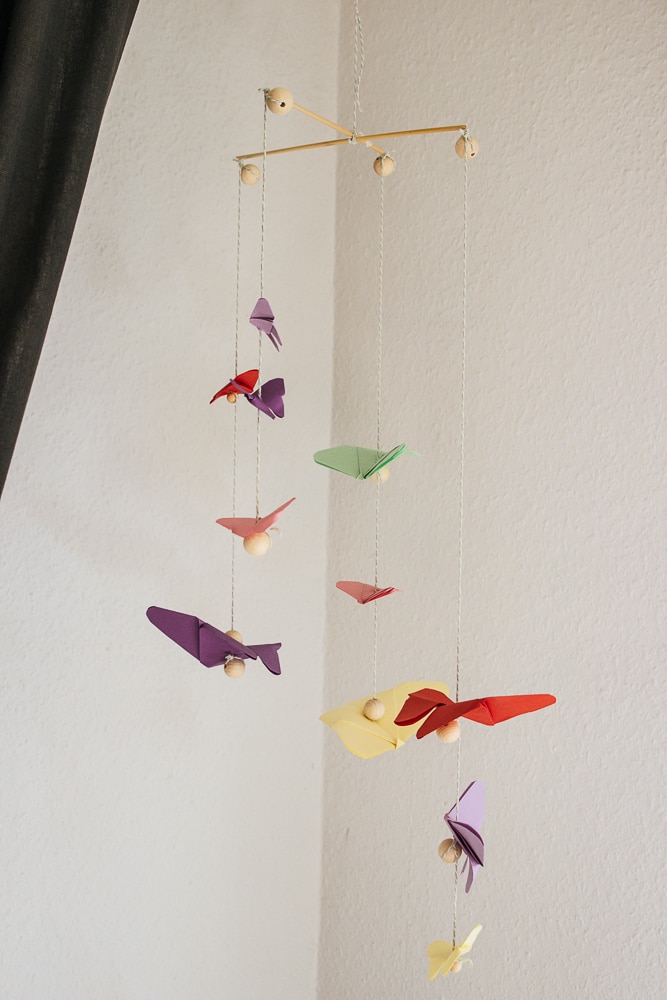 DIY Mobile für Babys mit Origami Schmetterlingen