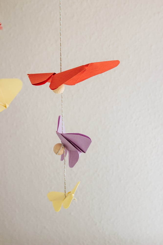 DIY Mobile für Babys mit Origami Schmetterlingen