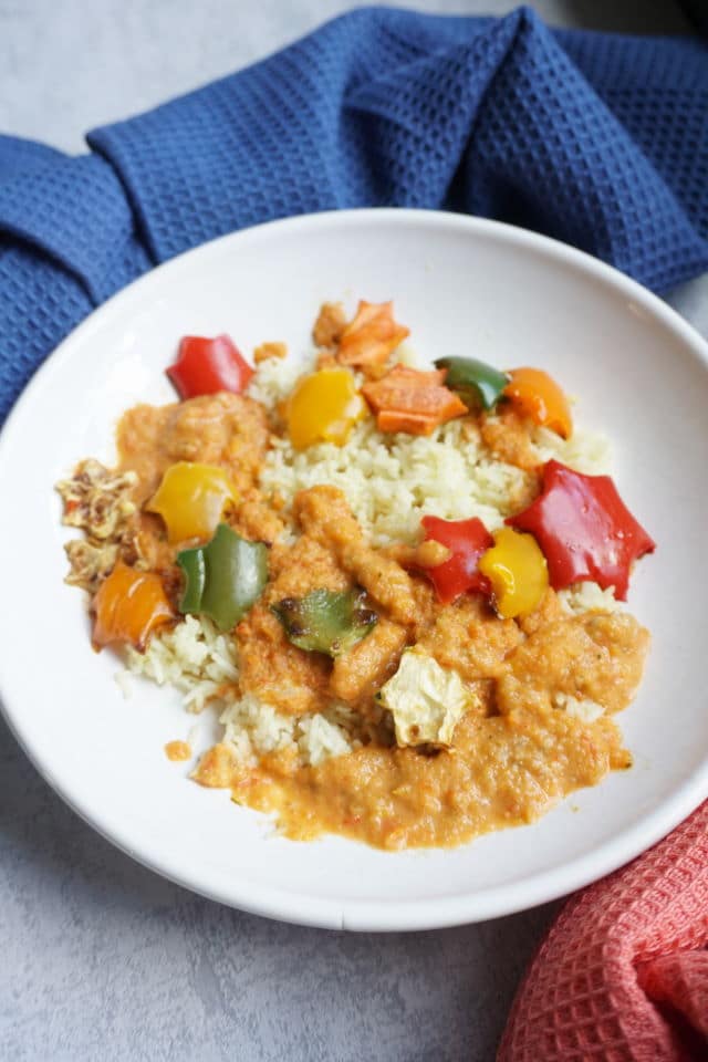 veganes Mittagessen mit Reise, Zucchini, Möhren und Paprika