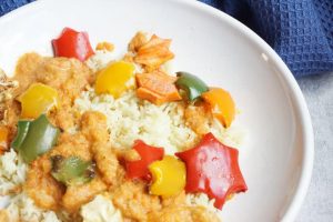 vegane und vegetarische Rezepte für Babys und Kinder - Paprikasoße zu Reis mit bunten Gemüsesternen
