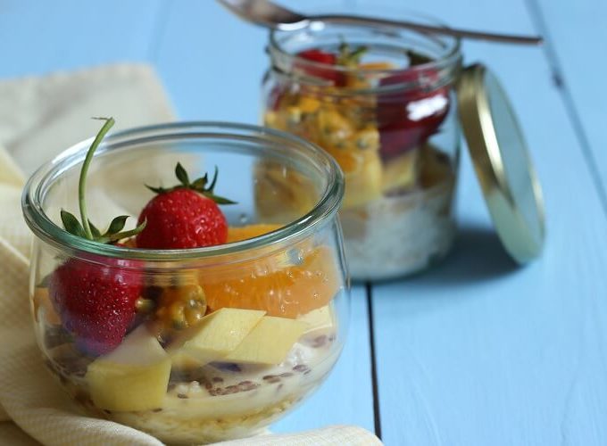 Frühstück in der Schwangerschaft: Overnight Oats mit Früchten