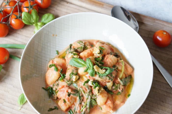 Gnocchi mit Spinat und Tomaten in cremiger Soße - BLW Rezepte für die ganze Familie - frisch und abwechslungsreich kochen mit der HelloFresh Box