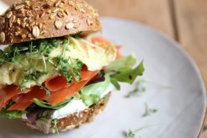 Leckere Lachs Rezepte: Sandwich mit Lachs und Meerrettich