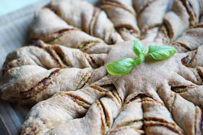 Pestoblume aus Vollkornmehl mit grünem und rotem Pesto