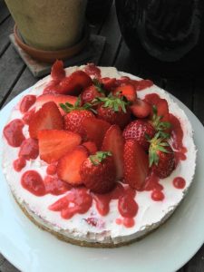 Kuchen mit Erdbeeren und Frischkäse mit Erdbeeren garniert Ein leckerer No bake cake mit Zwieback und Schokolade