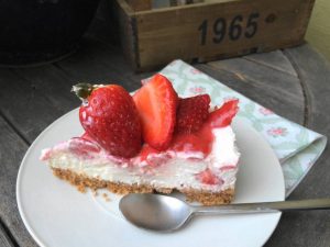 No bake Cheescake - ein Stück Kuchen mit Erdbeeren ohne Backen