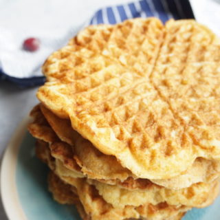 Waffeln für Babys auf einem Teller gestapelt - Apfel Gries Waffeln ohne Zucker