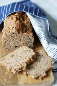 saftiges und gesundes Brot: Möhrenbrot selber backen: ein schnelles Rezept für Vollkornbrot mit Körnern und Saaten