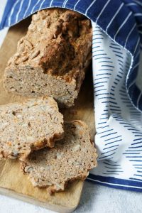 Brot selber backen ohne Wartezeit: ein leckeres gesundes Brot mit Karotten und Dinkelvollkornmehl für Kinder und eine gesunde Familienküche