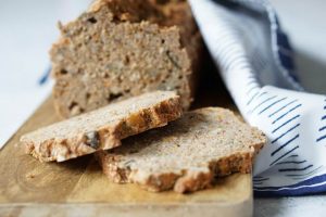 Backen mit Kindern: ein einfaches und schnelles Brot aus Vollkornmehl selber backen