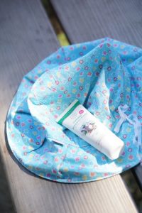 Sonnenschutz für Baby und Kleinkind - Hut und Sonnencreme