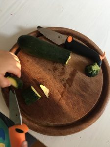 Kindermesser von Kuhn Rikon - Messer für Kleinkinder und Kinder zumGemüse schneiden - perfekt um bei den Vorbereitungen für die BLW Rezepte mitzuhelfen