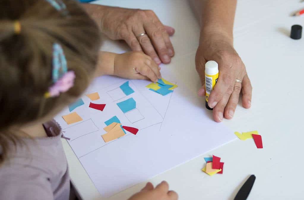 Basteln mit Kleinkindern – warum das geht + 2 konkrete Ideen für leichte Basteleien