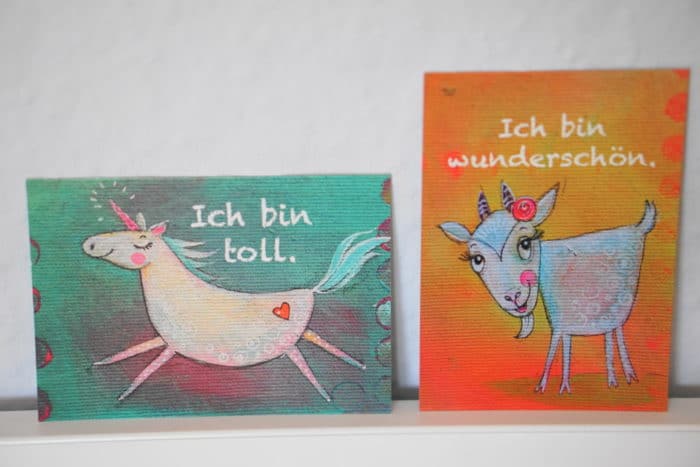 Ziege und Einhorn auf kleinen selbstgemalten Karten mit Sprüchen zu Motivation und Selbstliebe