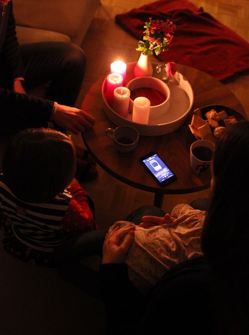 Adventsrituale mit Kindern rund um den Adventskranz singen und Plätzchen essen