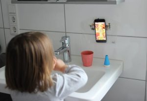 Zähne putzen Kleindkind - für Kinder ab 3 Jahren ist die Playbrush einfach genail. Eine App hilft beim Zähneputzen und beim Jagen der kleinen Kariesmonster werden die Zähne gründlich geputzt