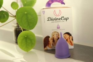 DivineCups - lila Menstruationstasse für mehr Nachhaltigkeit und weniger Müll - unser bald plastikfreies Badezimmer