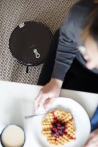Erst einmal ein Frühstück mit Waffel und Tee genießen während der Staubsauger Roboter für eine saubere Familienwohnung sorgt